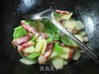 尖椒腊肉炒土豆的做法步骤：7