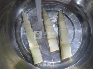 咸肉毛豆煮鞭笋的做法步骤：2
