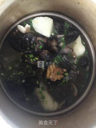 ＂霸王别姬＂乌鸡炖甲鱼的做法步骤：8
