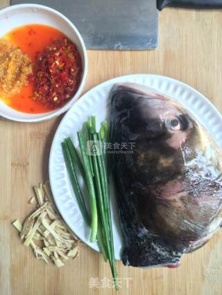剁椒蒸鱼头的做法步骤：1