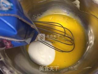 无油玉米酸奶蛋糕~粗粮细吃~加了红枣干葡萄干的松软蛋糕的做法步骤：2
