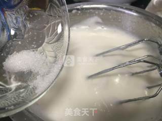 无油玉米酸奶蛋糕~粗粮细吃~加了红枣干葡萄干的松软蛋糕的做法步骤：6