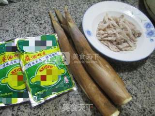 榨菜丝五花肉炒鞭笋的做法步骤：1