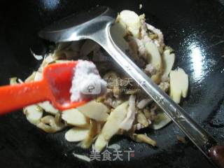 榨菜丝五花肉炒鞭笋的做法步骤：7