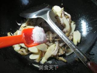 榨菜丝五花肉炒鞭笋的做法步骤：8