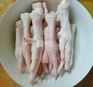 麻辣鸡爪的做法步骤：1