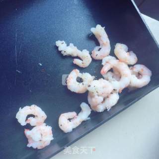 牛油果虾仁鸡蛋三明治的做法步骤：1