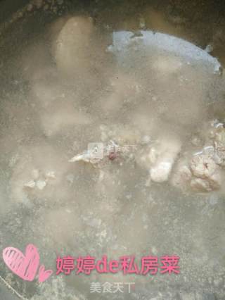 玉米枸杞排骨汤的做法步骤：1
