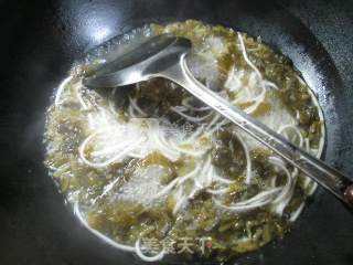 雪菜鱿鱼汤面的做法步骤：3
