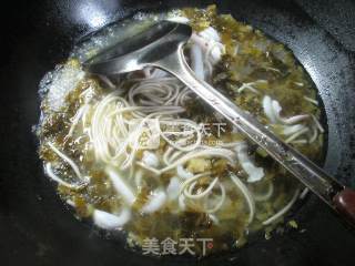 雪菜鱿鱼汤面的做法步骤：4