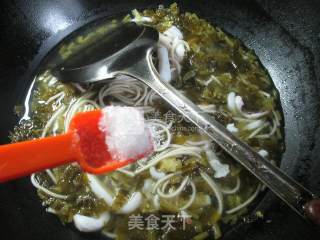 雪菜鱿鱼汤面的做法步骤：7