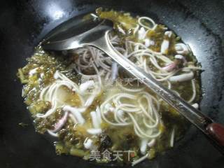 雪菜鱿鱼汤面的做法步骤：8