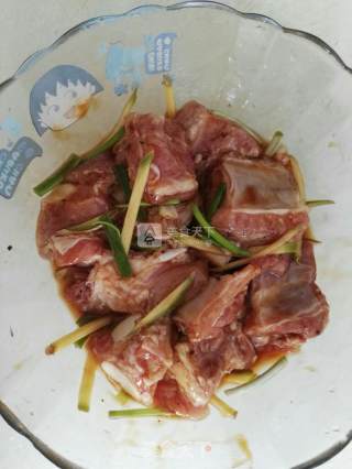 粉蒸排骨南瓜盅的做法步骤：1