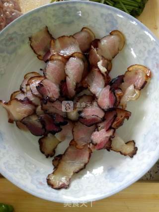 油豆腐烧腊肉的做法步骤：1