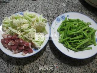 咸肉空心菜梗炒花菜的做法步骤：1