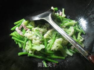 咸肉空心菜梗炒花菜的做法步骤：4