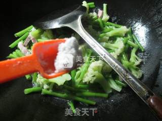咸肉空心菜梗炒花菜的做法步骤：5
