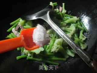 咸肉空心菜梗炒花菜的做法步骤：6