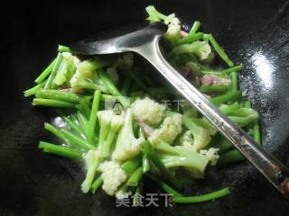 咸肉空心菜梗炒花菜的做法步骤：7