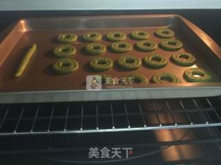 菠菜饼干圈（非常适合小宝宝的磨牙饼干）的做法步骤：15