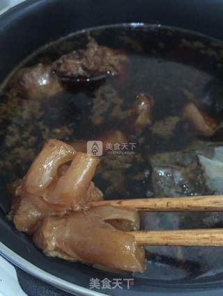 卤牛肉牛蹄筋猪脚的做法步骤：1