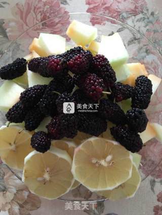 蜜瓜桑葚柠檬鲜酿酵素的做法步骤：1