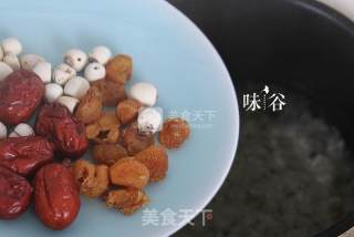 桂圆莲子银耳糖水的做法步骤：4