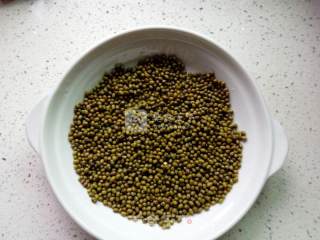 自发绿豆芽的做法步骤：1