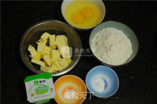 绵软花朵磅蛋糕的做法步骤：1