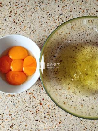 抹茶慕斯蛋糕的做法步骤：2