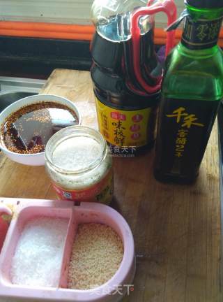 【凉拌核桃肉】的做法步骤：7