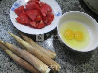 鸡蛋番茄鞭笋汤的做法步骤：1