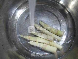 鸡蛋番茄鞭笋汤的做法步骤：2
