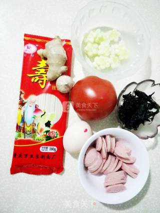 西红柿火腿打卤冷面的做法步骤：1