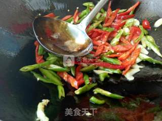 青椒油渣鸡蛋干的做法步骤：5