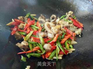 青椒油渣鸡蛋干的做法步骤：6