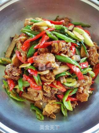 青椒油渣鸡蛋干的做法步骤：9
