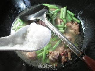 梅豆烧鸡块的做法步骤：9