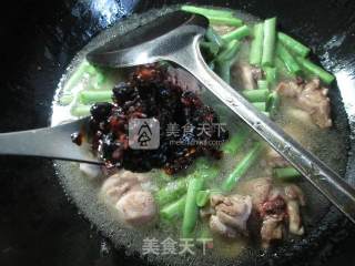 梅豆烧鸡块的做法步骤：10