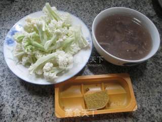 牛肉煮花菜的做法步骤：1