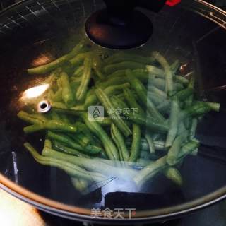 排骨酱豆角的做法步骤：4