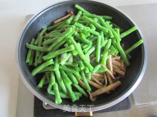 茶树菇炒豆角的做法步骤：6