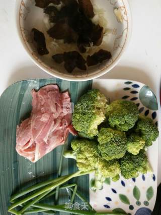 小炒西兰花的做法步骤：1