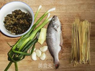 黄鱼煨面的做法步骤：1
