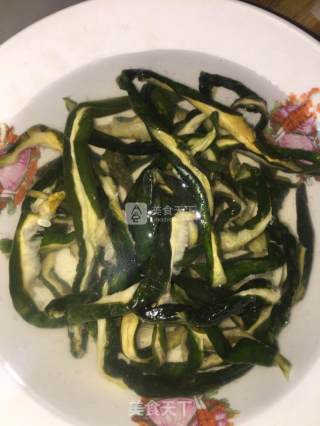 黄瓜皮炒肉的做法步骤：1