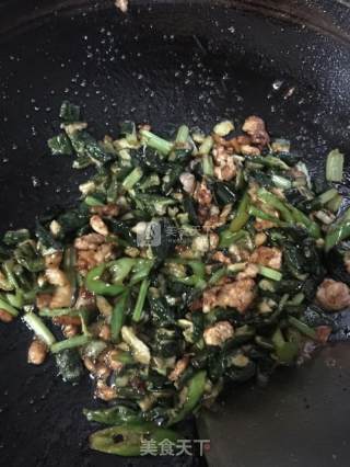 黄瓜皮炒肉的做法步骤：3