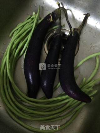 肉末焖茄子豆角的做法步骤：1