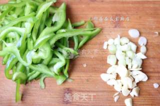 青椒肉丝盖浇面的做法步骤：1