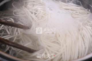 青椒肉丝盖浇面的做法步骤：5