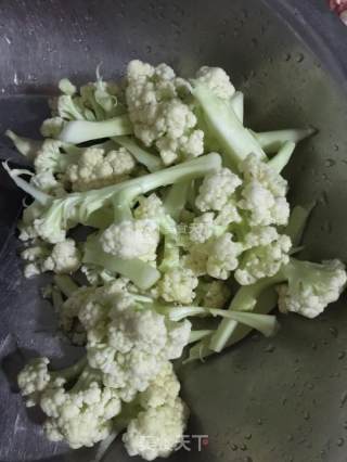 花菜炒肉的做法步骤：1